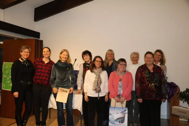Ein Gruppenbild von der Jahresabschlussfeier von links nach rechts Frau Nicola Beck, Frau Britta Feder, Frau Tina Gruschwitz, Frau Roswitha Gross, Frau Melanie Stehle, Frau Monika Wacker, Frau Sabine Müller, Frau Brigitte Trautz, Frau Gerlinde Hess und Frau Ursula Schlögl